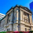 人生の大半を老後資金づくりに努めてきたのに…銀行に預けた資産が「金融政策」の犠牲になる不条理。“役人の暴走”を止める強力な武器「現金」 이미지