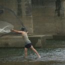 물 놀이의 하나로 " 투망 "은 합법인가 불법인가 ? ....... 비가 온 뒤의 햇살이 이처럼 정겨울 순 없다 ./ 벌써 시원한 물놀이가 기다려지는 것은 왜 일까 이미지