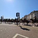 자전거 조각상 앞 이미지