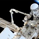 러시아 우주 비행사, 실험용 에어 록을 재배치하기 위해 우주 유영 완료 이미지