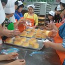 포항남구 원동초등학교 RCY학생들과 인솔 교사분들 과 함께 빵을손수 만들어 해도동 노인정 어르신들께 드렸습니다 이미지