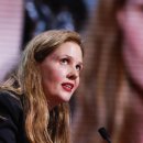 Justine Triet applaudie par la gauche à la fin de son discours à Cannes 이미지