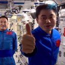 중국 우주 비행사들은 우주 정거장에서 여섯 달 동안 임무를 수행 한 후 지구로 돌아옵니다. 이미지