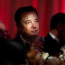 Three Short Posts Show a New Power Dynamic Between Musk and Bezos 이미지