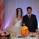 한국의 김장* 님이 우즈베키스탄국제결혼 의 아름다운 신부와 국제결혼을 성대하게 올리는 사진입니다. 신부가 너무 기뻐서 입이 양귀에 걸려 있네요. 이미지