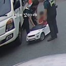 도로에 유아전동차 모는 꼬마가…화들짝 놀란 경찰, 집까지 ‘에스코트’ 이미지