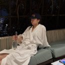 EXID 솔지, 호텔서 소탈한 가운 차림…손에 병까지 들고 "술 아니에요" 해명 힐링 가득한 근황 이미지