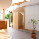 일본의 주택 인테리어 Curving walls eclipse glazed facade of park-side house in Japan by Tsuyoshi Kawata 이미지
