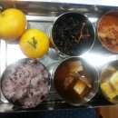 11/3식단-흑미밥,바지락된장찌개,맛살계란부침개,돈김치찌개,파래자반무침,포기김치/귤,생과일케이크 이미지