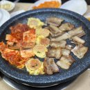부부반찬 | 신당동 떡볶이타운 맛집 아침7시까지 운영 반찬 잘나오는 곰부부식당 ft. 냉동삼겹살 부대찌개 후기