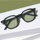 브룸(BROOM) | 봄 햇살 아래 눈이 편안해지는 카키 틴트 가벼운 UV 시력보호 자외선차단 선글라스 BROOM 장만했네요