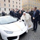 [가톨릭평화신문]명차 람보르기니 받은 교황님, 차에 서명하시고 축복하시더니 경매에... 이미지