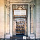 바티칸 성베드로 성당의 거룩한 문(Holy Door) 을 여시는 프란치스코 교황 이미지