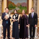 투르크메니스탄 국견(國犬) 선물 받은 尹대통령 부부 이미지