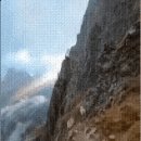급경사 산비탈을 타는 산양 시점 이미지