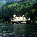 호숫가의 하얀집 이미지