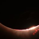 [ 4월8일 개기일식과 태양 폭발 ? ] 어두워지는 달 - 피 흘리는 태양 - 지상에 구멍 - 높은 파도 - 절규하는 소리들... 이미지