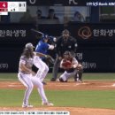 KBO] 9회초 LG 켈리의 퍼펙트게임 도전을 깨는 안타.gif 이미지