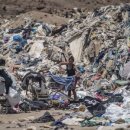 칠레 사막 뒤덮은 '옷 산' 이미지