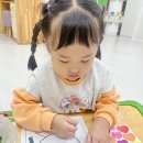 다양한 놀이 재료로 얼굴을 꾸며요/오플레이 이미지