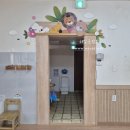 나무 문틀의 변신! 숲속 친구들이 반겨주는 유치원 화장실 입구 꾸미기(부산 해성유치원 교실 화장실 문틀주변 꾸미기) 이미지