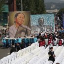 19..2025년 10월 27일.. 전태일 열사의 어머니 이소선씨의 운구 행렬이 이미지