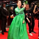 배우 염정아가 국제영화제에서 한복 이미지