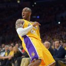 Kobe&#39;s triple-double pushes Lakers past Mavericks By GREG BEACHAM (NBA닷컴, 번역) 이미지