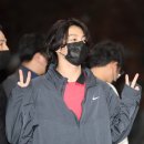 축구 국대팀에게 선물받은 유니폼 자랑하며 입국하는 방탄소년단 정국ㅋㅋ 이미지