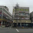 버스정류장 옆 횡단보도 이미지
