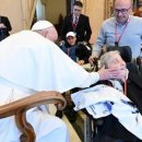 교황 “노인 존엄 존중해야… 노인에게서 필요한 약 박탈하는 건 은밀한 안락사” 이미지