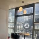 홍대예술의거리 | 투썸플레이스 홍대예술의거리점☕ 3층까지 쾌적! 화장실에 에어컨 나옴..무조건 ㅋㅋㅋ가세여