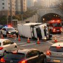 부산소방본부(과정사거리 방면) | 부산진구 개금동 도로서 화물차 전도... 교통 통제
