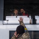 피난을 떠나는 가족 이미지