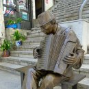 아코디언 켜는 사람 이미지