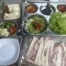 시냇가 하얀집 이미지