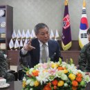 밥 퍼주는 남자 이미지