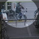 갑자기 열린 차량 문에 넘어진 자전거 운전자 이미지