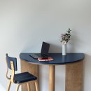 감도 높은 서재테이블로 거실 꾸미기 | 공원컴퍼니 Forma Table -Bow 반원 테이블 구매 후기