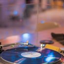 언더 더 코너 이미지