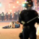 2011년 밴쿠버에서 아이스하키 경기로 일어난 폭동 중에 찍힌 커플 이미지