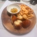 짤라짤라이용원 | 나는요 사라질 것들을 남몰래 모아서 기억 속으로 흘려보내요