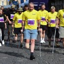 수족 장애자들이 리비우 자선 마라톤에서 부상한 아이들을 위한 기금 모금을 위해 달린다 이미지