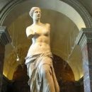 자전거 조각상 앞 이미지