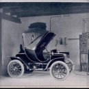1900년대의 전기자동차와 충전기 이미지