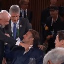 마크롱 윙크 따봉 이미지