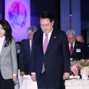 윤*
