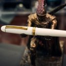 3776 | '여인들의 성'을 품은 백조, 플래티넘 #3776 센추리 슈농소 화이트