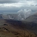 화산재로 뒤덮힌 따알 화산섬 이미지