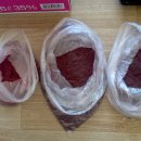 건조한 아로니아 열매 가루들을 보며 고민해 보다. 이미지